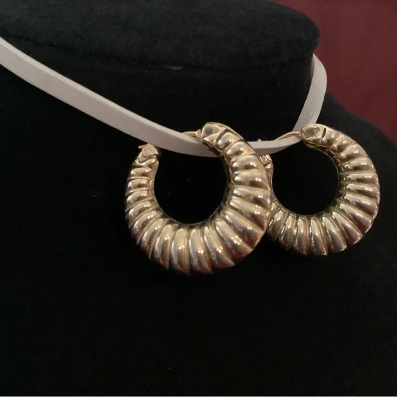 Gold Hoop Ribbed Design Earrings - Picture 2 of 7
